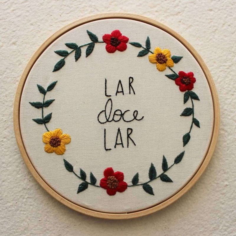 quadro-bordado-em-bastidor-lar-doce-lar-b