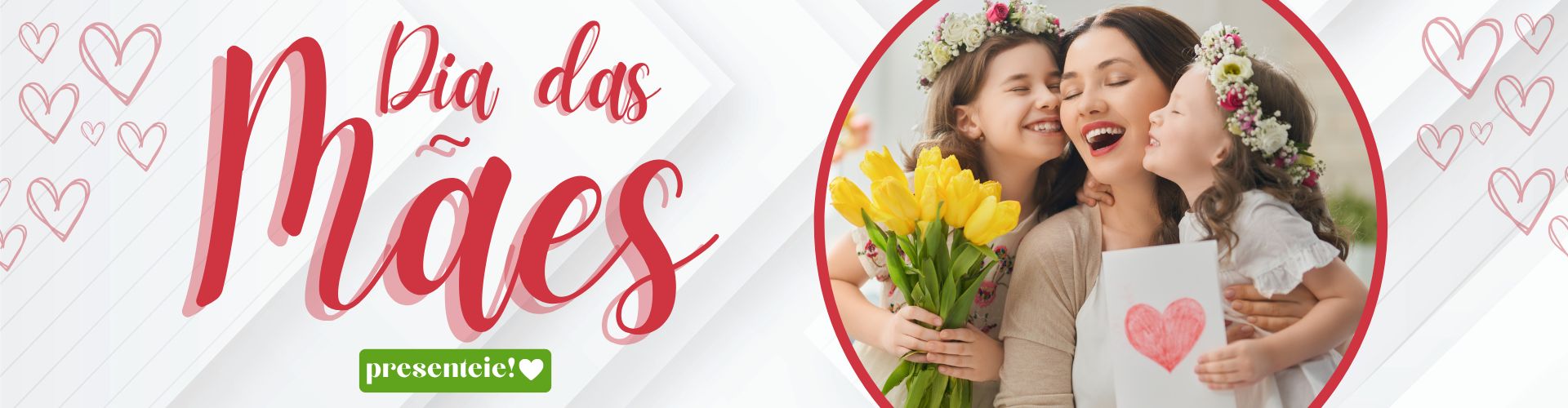 Imagem promocional de dia das mães, com fundo claro em branco com detalhes em vermelho e escrito Dia das mães e vermelho também, acompanha também uma foto de uma mãe sendo presenteadas por duas filhas pequenas com um cartão e flores, a imagem também tem um botão para ação "presenteie" para ver os produtos que estão como sugestão de presente.
